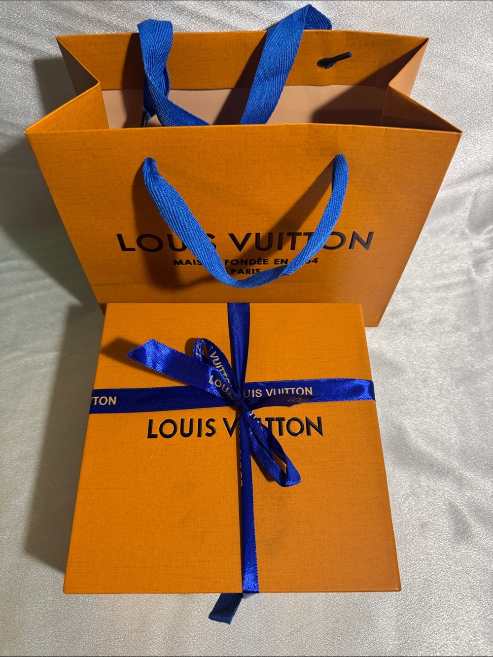 Louis Vuitton belt featuring a polished silver-toned LV initials buckle🔥New! - Picture 11 of 11